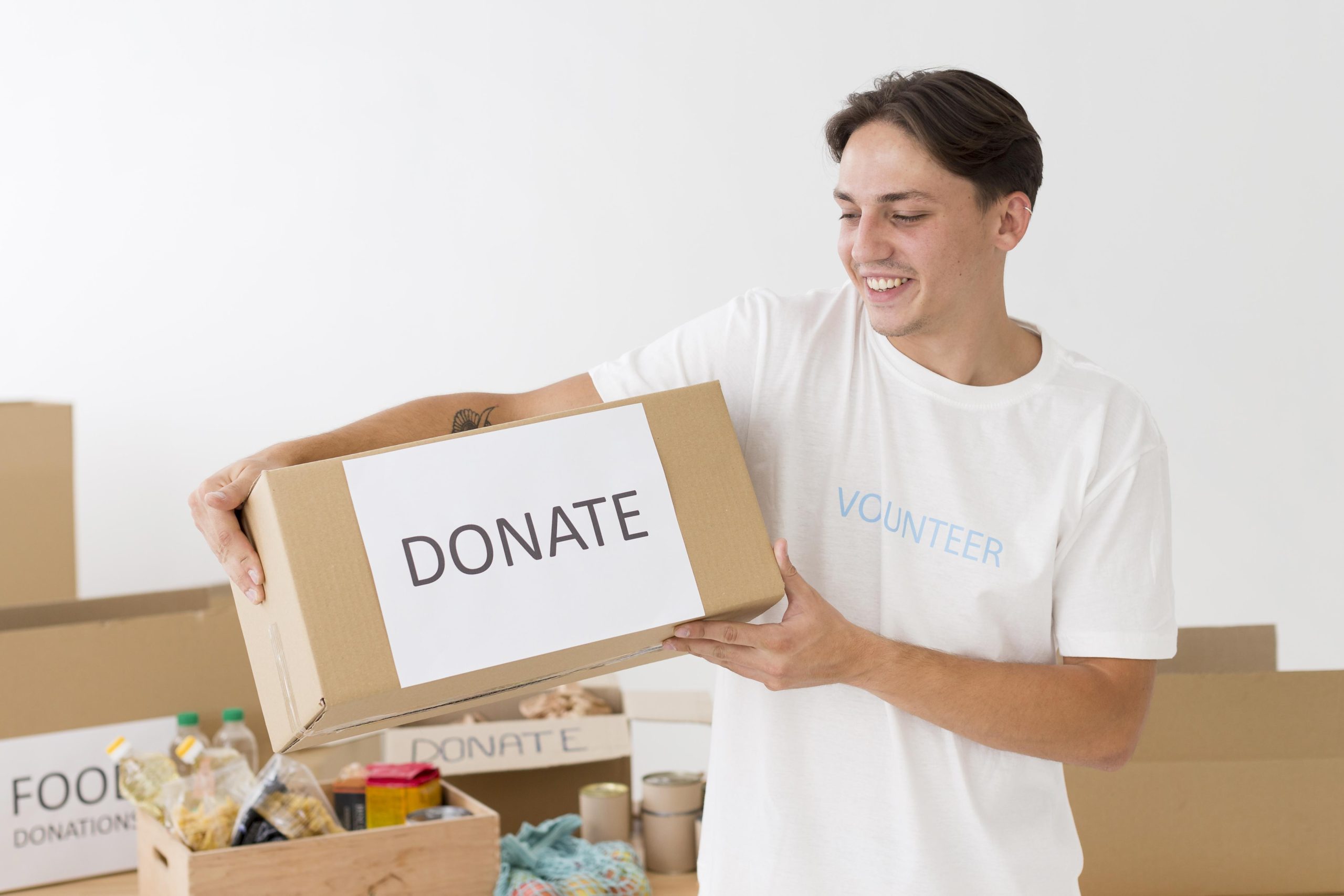voluntario-sosteniendo-una-caja-de-donacion